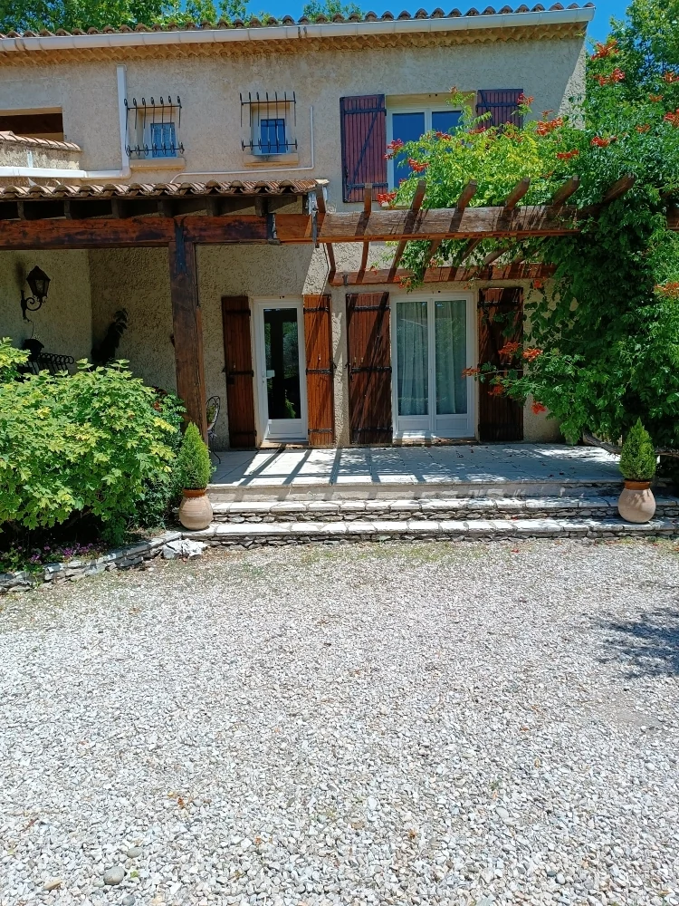 La cour devant la maison