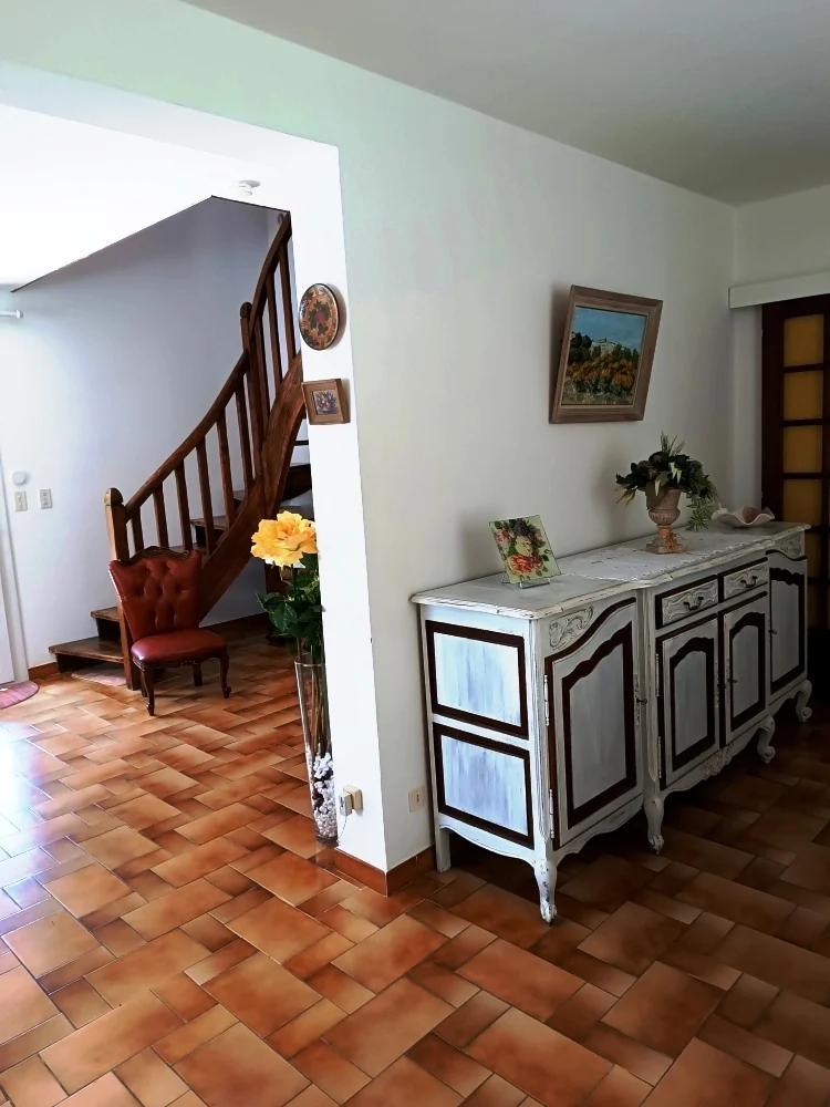 Les meubles restaurés du séjour et l’escalier