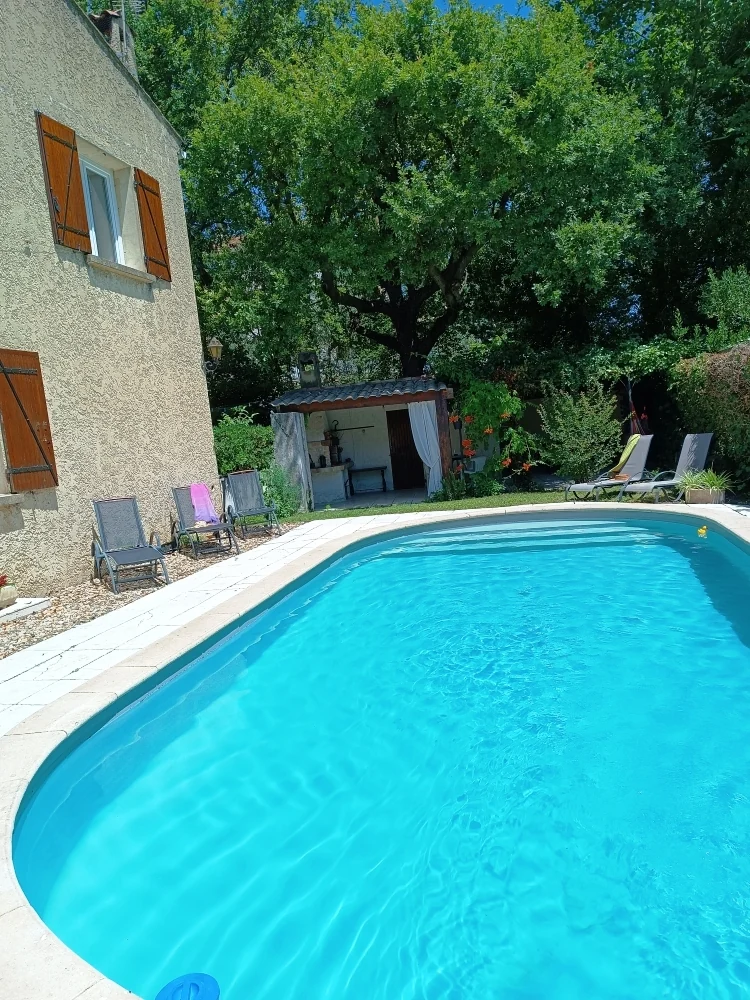 La piscine avec son nouvel escalier