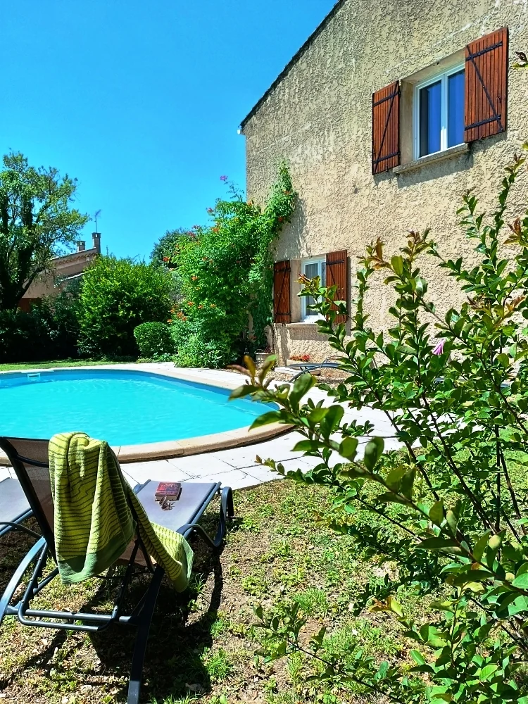 La maison et la piscine côté jardin