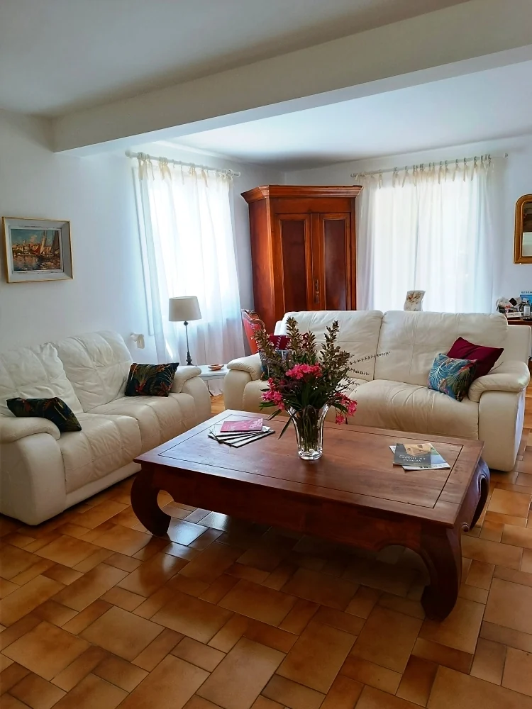 Le salon avec ses canapés et sa table basse