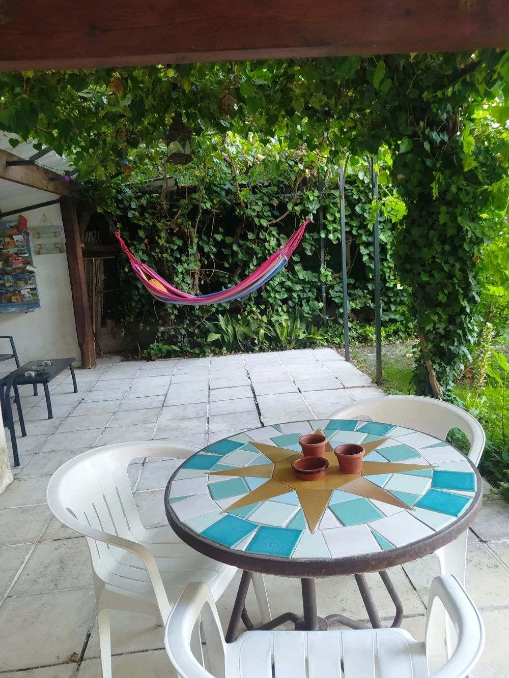 Le coin repas et le hamac sous la tonnelle