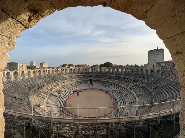 Les arènes d’Arles vues sous une arche